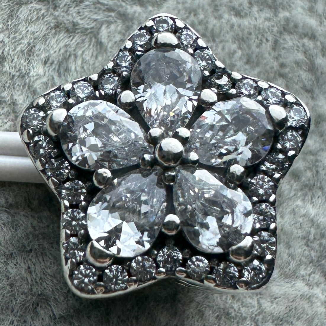 Charm Flor Brillante Pavé Pandora Vista Desde Atrás