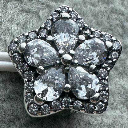 Charm Flor Brillante Pavé Pandora Vista Desde Atrás