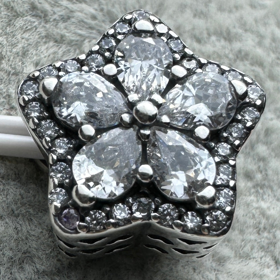 Charm Flor Brillante Pavé Pandora Vista Frontal
