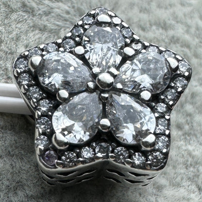 Charm Flor Brillante Pavé Pandora Vista Frontal