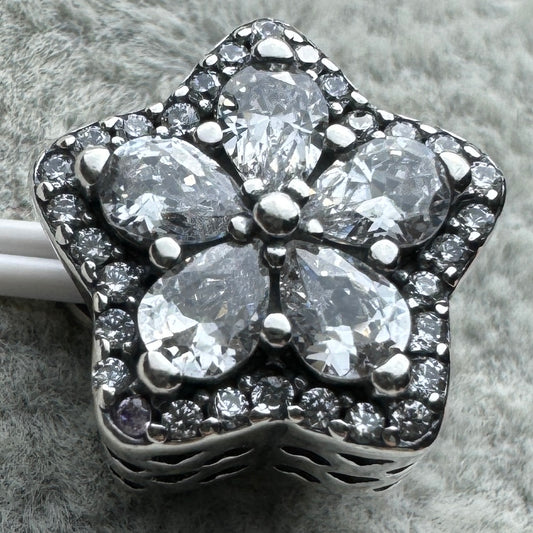 Charm Flor Brillante Pavé Pandora Vista Frontal