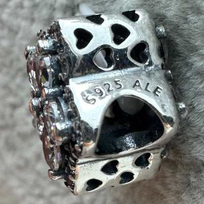 Charm Flor Brillante Pavé Pandora Vista Lateral