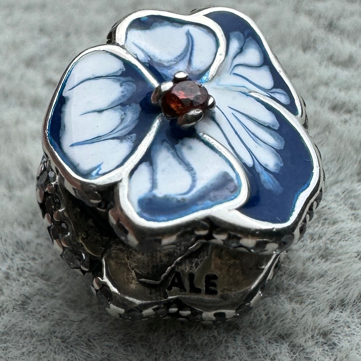Charm Flor Pensamiento Azul Pandora Vista Lateral