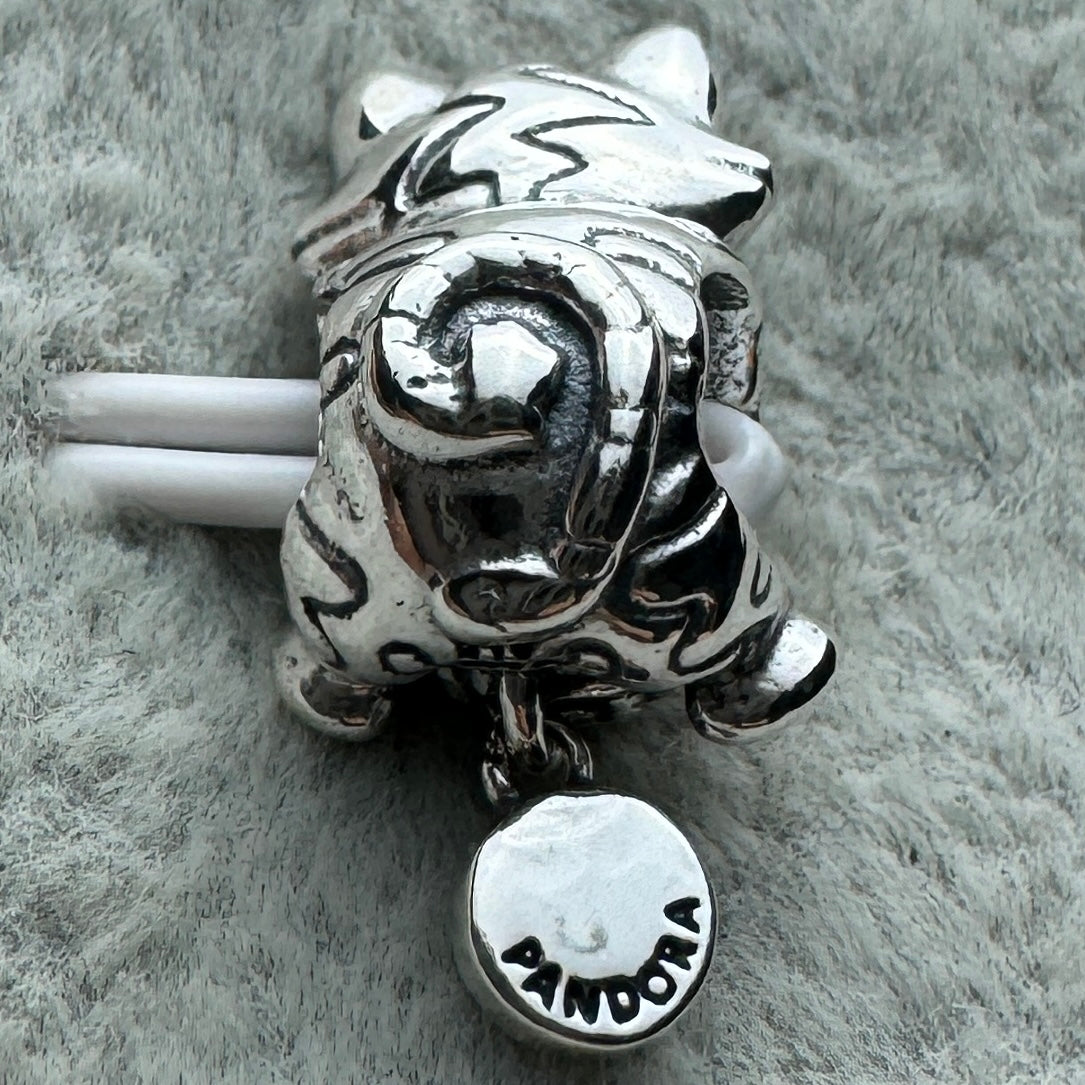 Charm Gato Y Bola De Estambre Pandora Vista Trasera