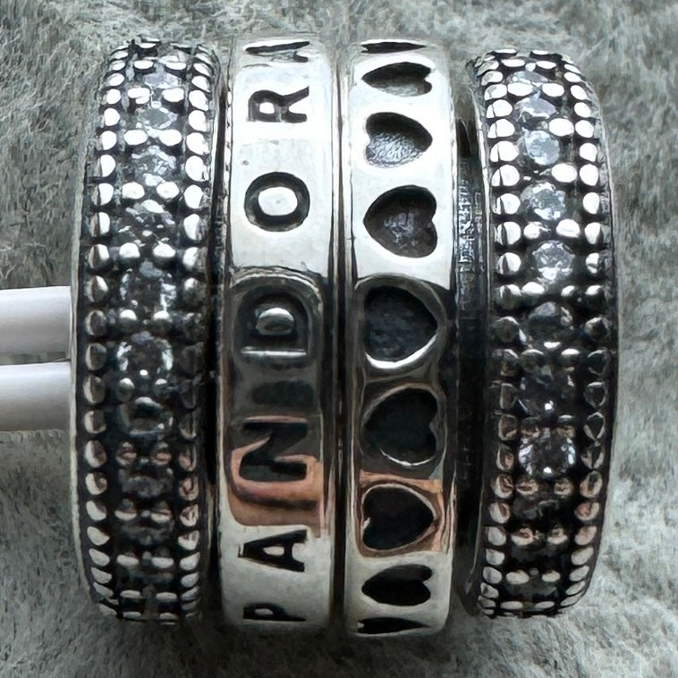 Charm Grande Logotipo Brillante Giratorio Pandora Vista Frontal