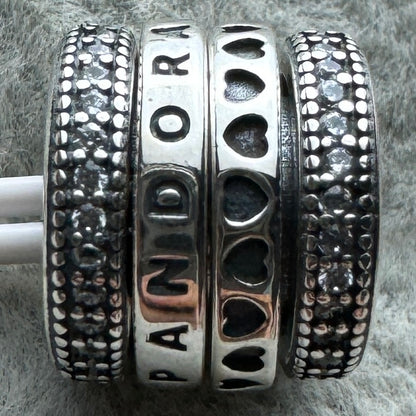 Charm Grande Logotipo Brillante Giratorio Pandora Vista Frontal