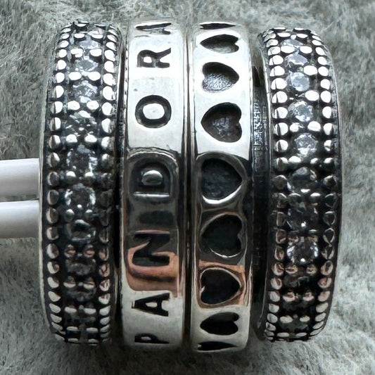 Charm Grande Logotipo Brillante Giratorio Pandora Vista Frontal