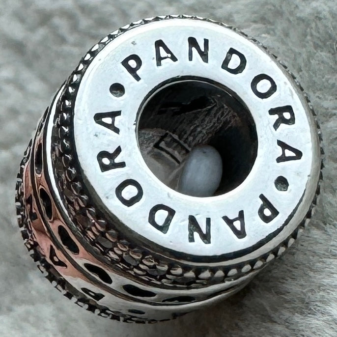 Charm Grande Logotipo Brillante Giratorio Pandora Vista Lateral