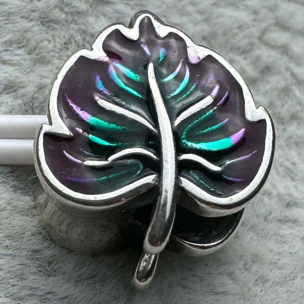 Charm Hoja Morada Pandora Vista Frontal