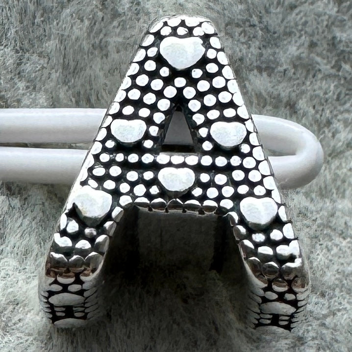 Charm Letra A Pandora Vista Desde Atrás