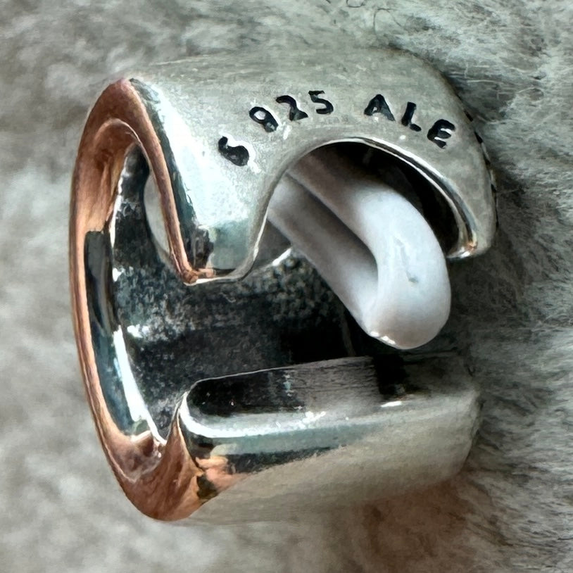 Charm Letra C Pandora Vista Lateral