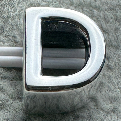 Charm Letra D Pandora Vista Frontal