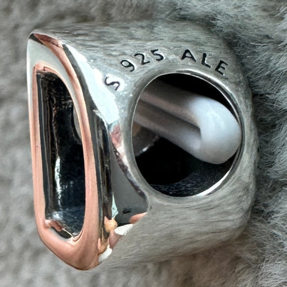 Charm Letra D Pandora Vista Lateral