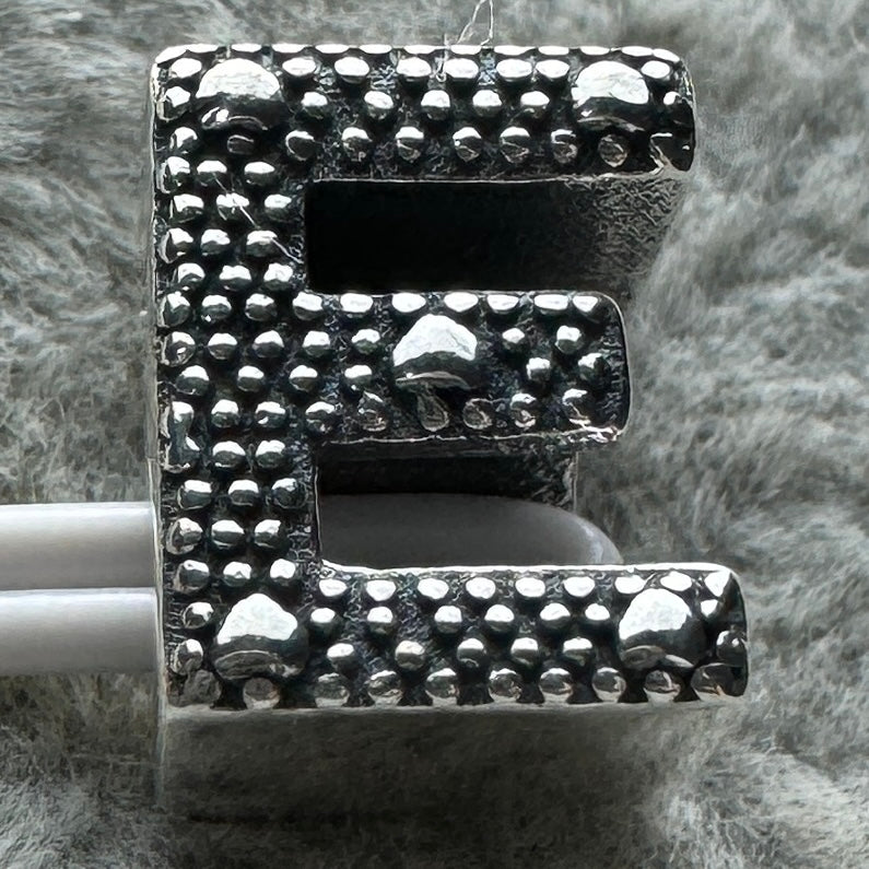 Charm Letra E Pandora Vista Desde Atrás