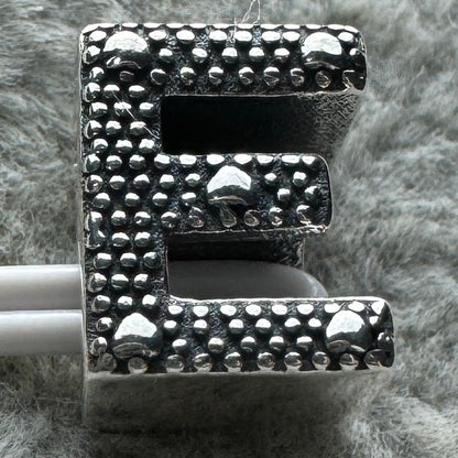 Charm Letra E Pandora Vista Desde Atrás