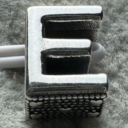 Charm Letra E Pandora Vista Frontal