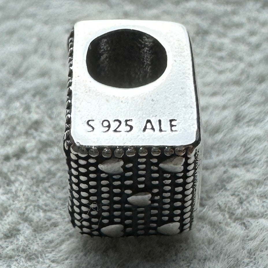 Charm Letra E Pandora Vista Lateral