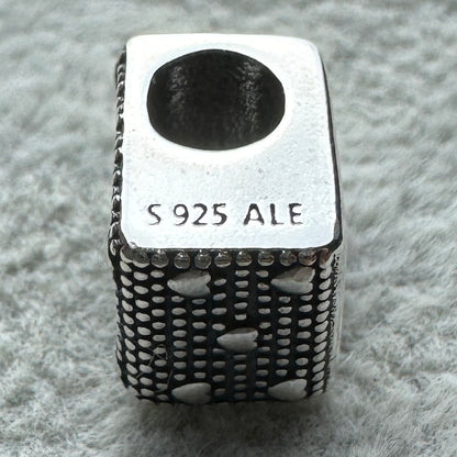 Charm Letra E Pandora Vista Lateral