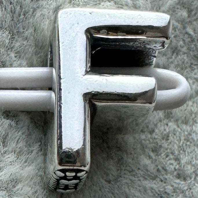 Charm Letra F Pandora Vista Frontal