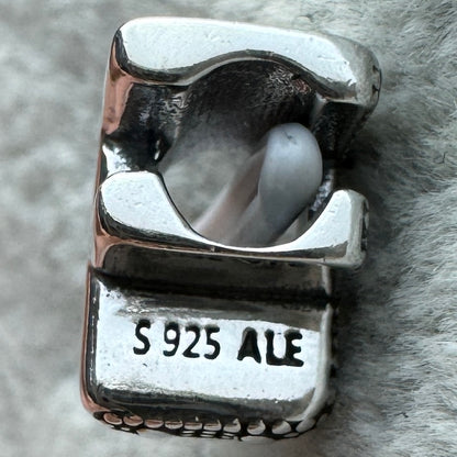 Charm Letra F Pandora Vista Lateral