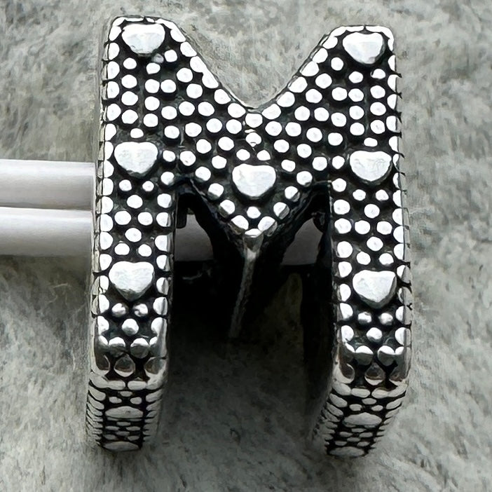 Charm Letra M Pandora Vista Desde Atrás