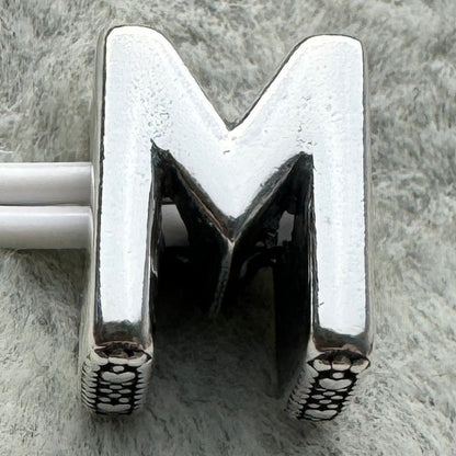 Charm Letra M Pandora Vista Frontal