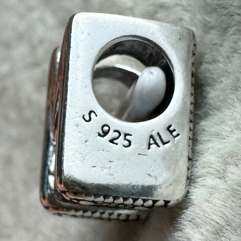 Charm Letra M Pandora Vista Lateral