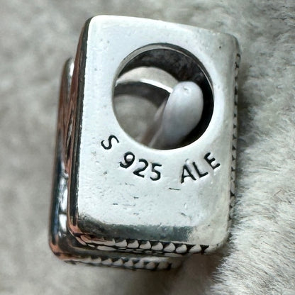 Charm Letra M Pandora Vista Lateral