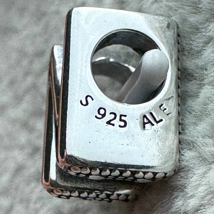 Charm Letra N Pandora Vista Lateral