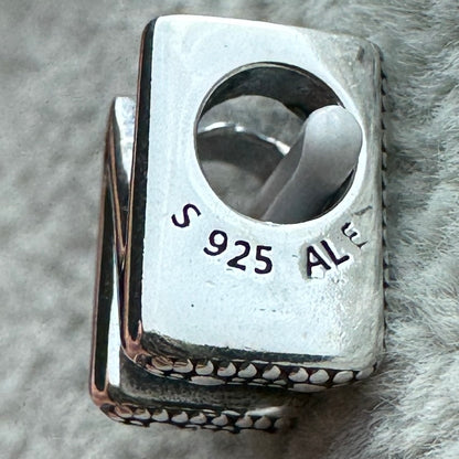 Charm Letra N Pandora Vista Lateral