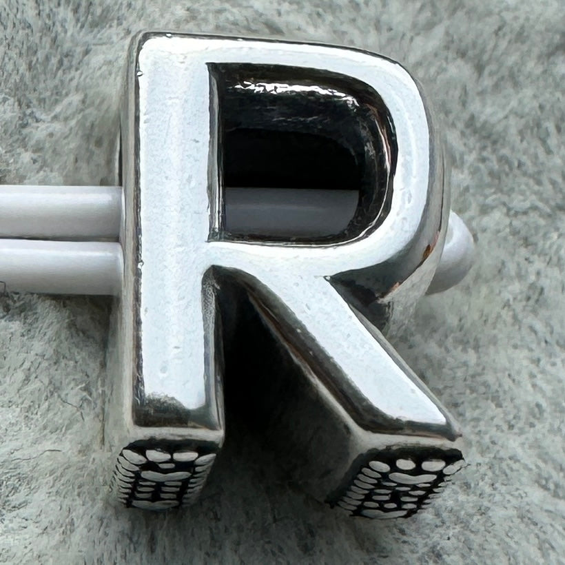 Charm Letra R Pandora Vista Frontal