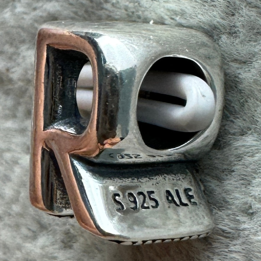 Charm Letra R Pandora Vista Lateral
