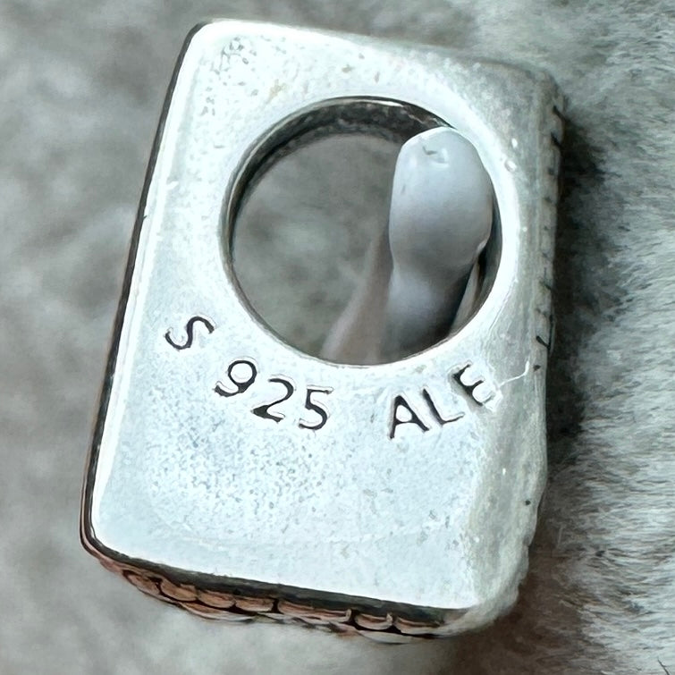 Charm Letra V Pandora Vista Del Costado