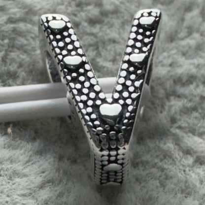 Charm Letra V Pandora Vista Desde Atrás