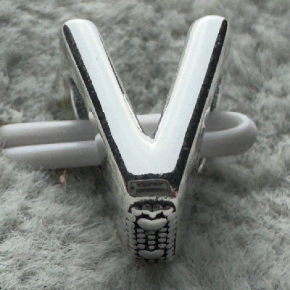 Charm Letra V Pandora Vista Frontal