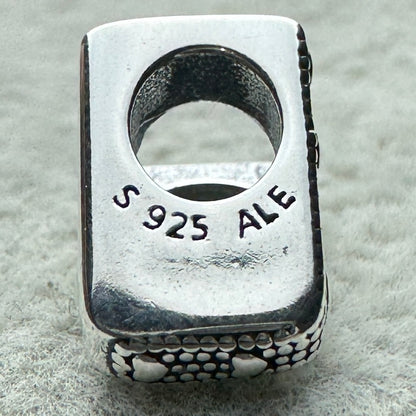 Charm Letra V Pandora Vista Lateral