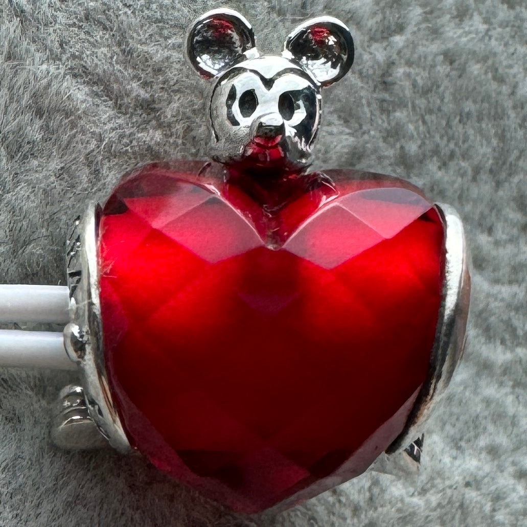 Charm Mickey Abrazando Corazón Rojo Disney Pandora Vista Frontal