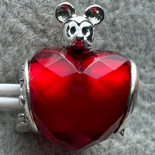 Charm Mickey Abrazando Corazón Rojo Disney Pandora Vista Frontal