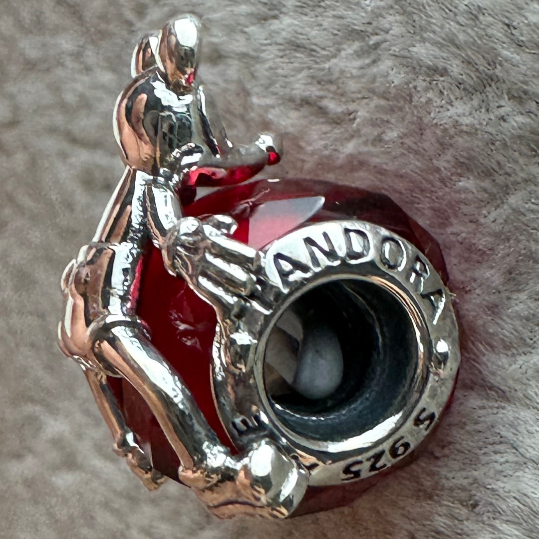 Charm Mickey Abrazando Corazón Rojo Disney Pandora Vista Lateral