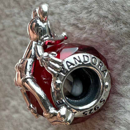 Charm Mickey Abrazando Corazón Rojo Disney Pandora Vista Lateral