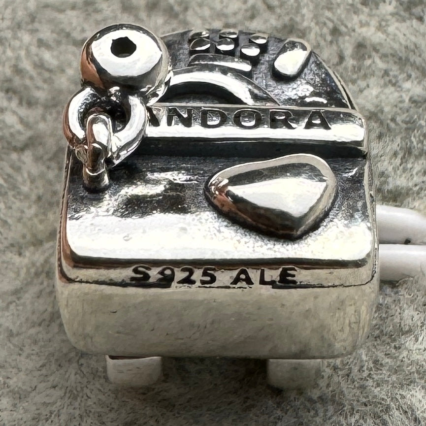 Charm Mochila Logotipo Pandora Vista Desde Abajo