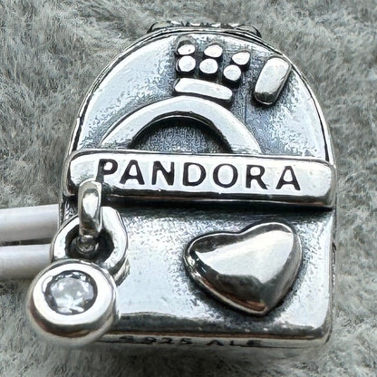 Charm Mochila Logotipo Pandora Vista Frontal