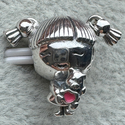 Charm Niña Abrazando Oso Pandora 1 