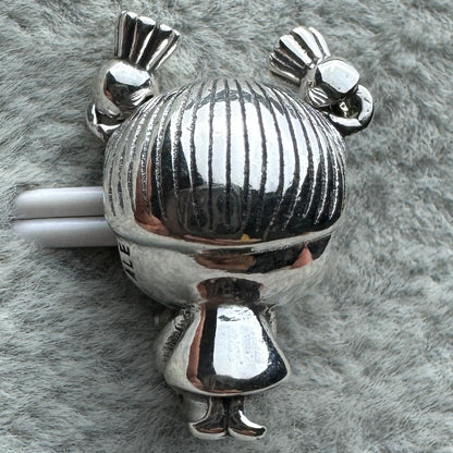 Charm Niña Abrazando Oso Pandora 3