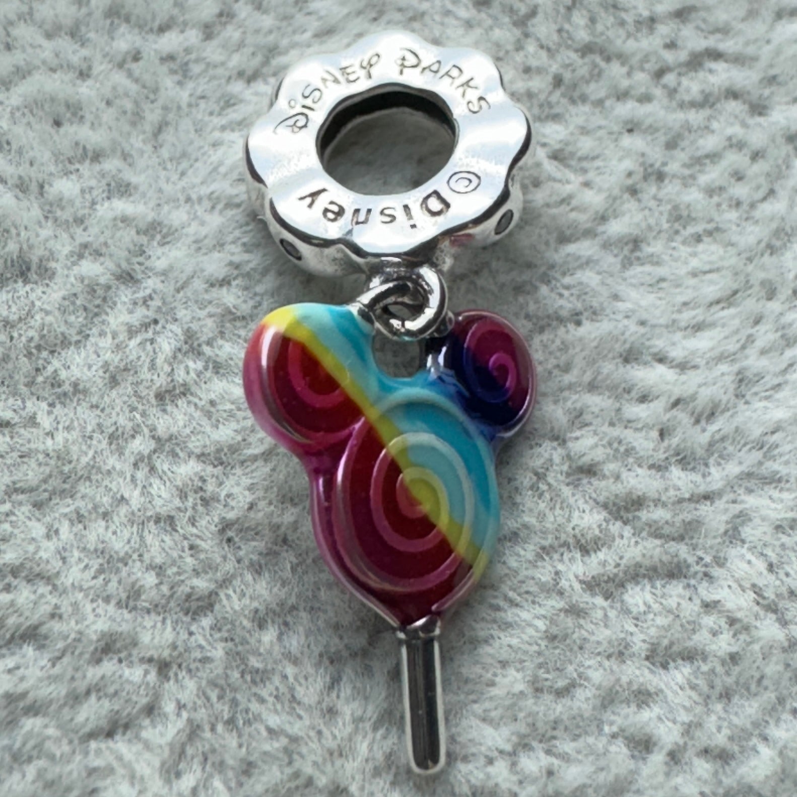 Charm Paleta Arcoíris Mickey Disney Parks Pandora Vista Del Costado