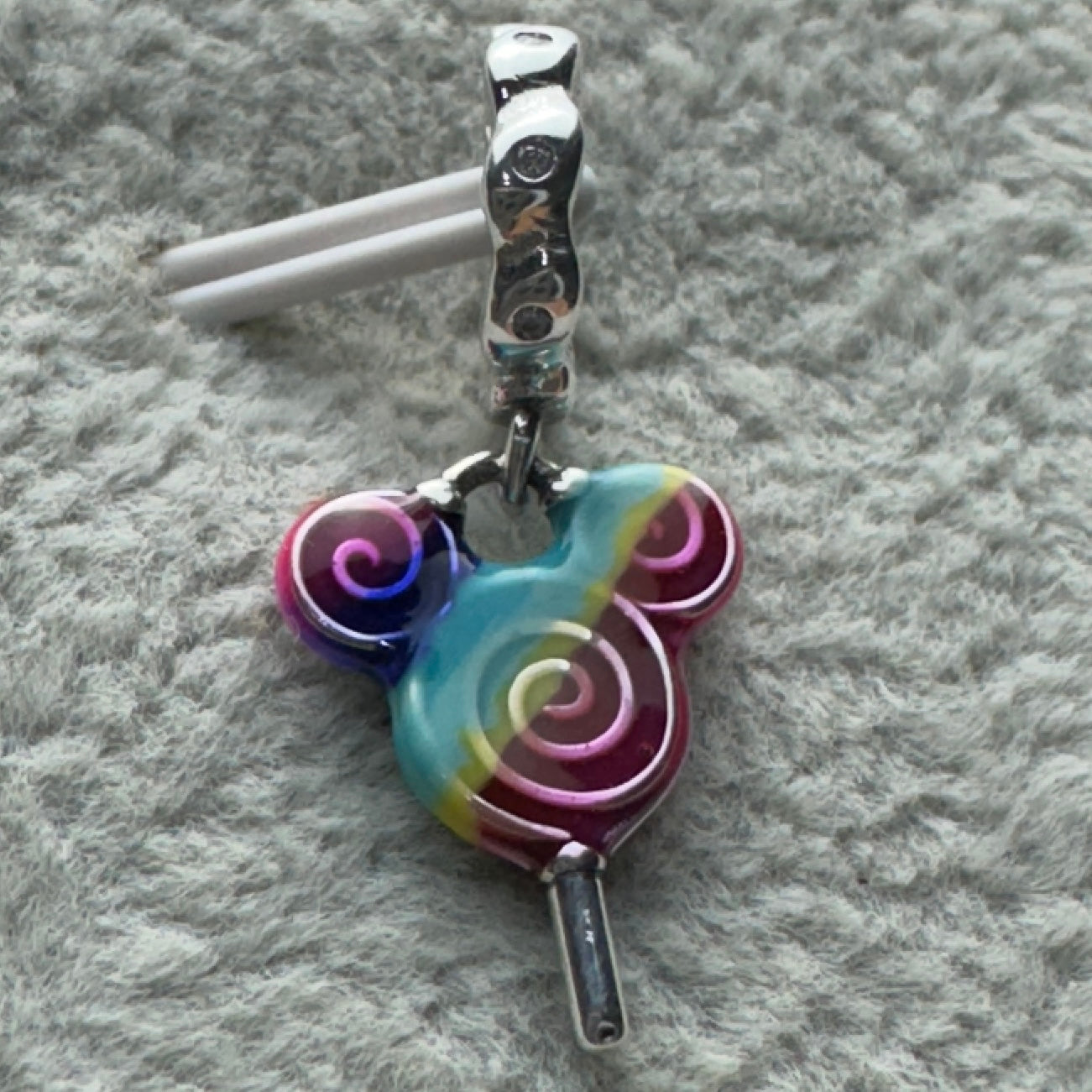 Charm Paleta Arcoíris Mickey Disney Parks Pandora Vista Desde Atrás