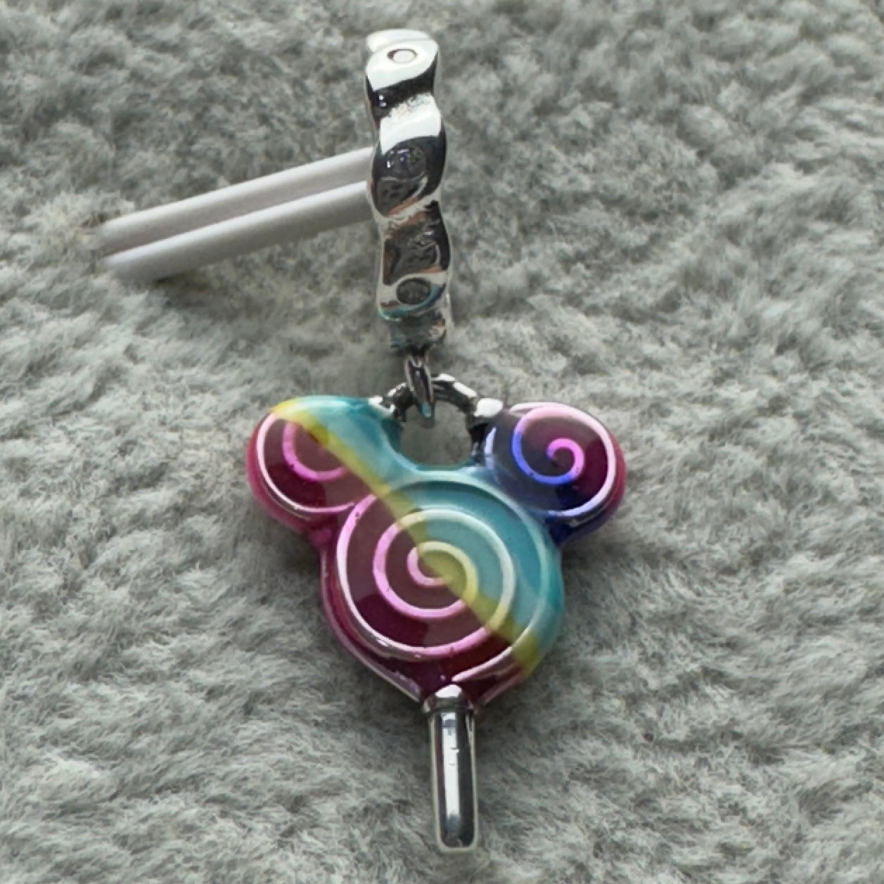 Charm Paleta Arcoíris Mickey Disney Parks Pandora Vista Frontal