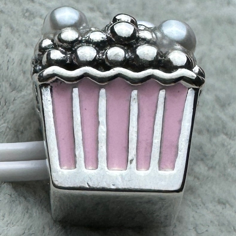 Charm Palomitas Pandora Vista Desde Atrás