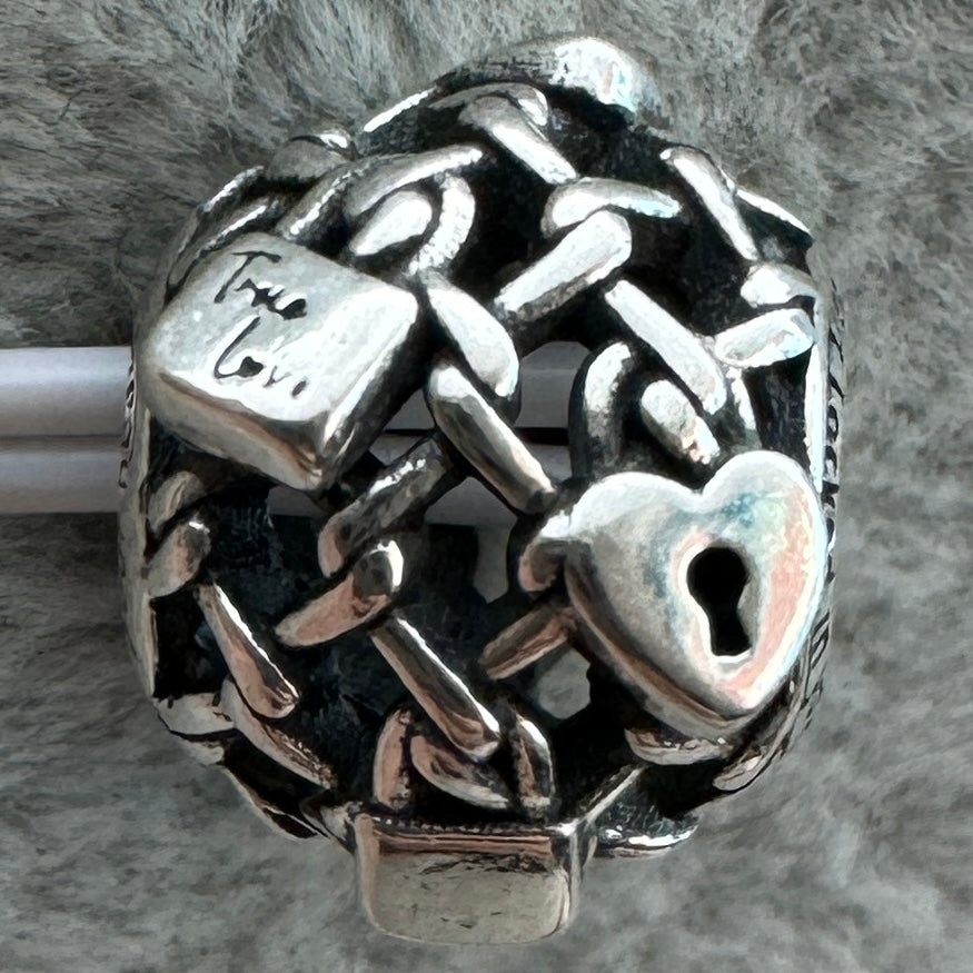 Charm Redondo Candado Eslabones En Filigrana Pandora Vista Frontal