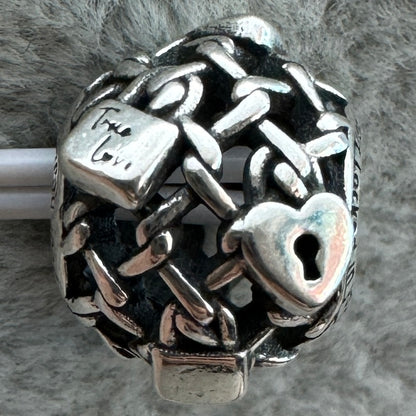 Charm Redondo Candado Eslabones En Filigrana Pandora Vista Frontal